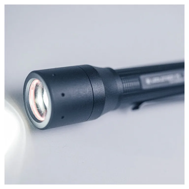 Ledlenser P5 200 lm must alumiiniumist LED-taskulamp klambriga, IP54, 1xAA, 119 mm