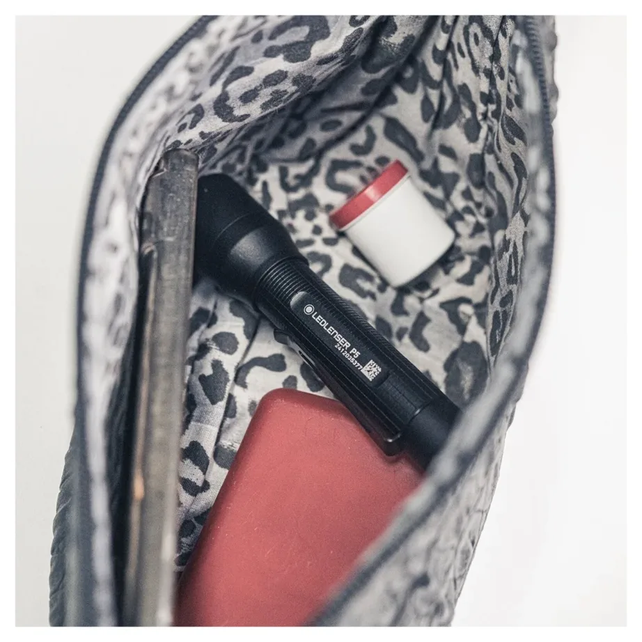 Ledlenser P5 200 lm must alumiiniumist LED-taskulamp klambriga, IP54, 1xAA, 119 mm – 6