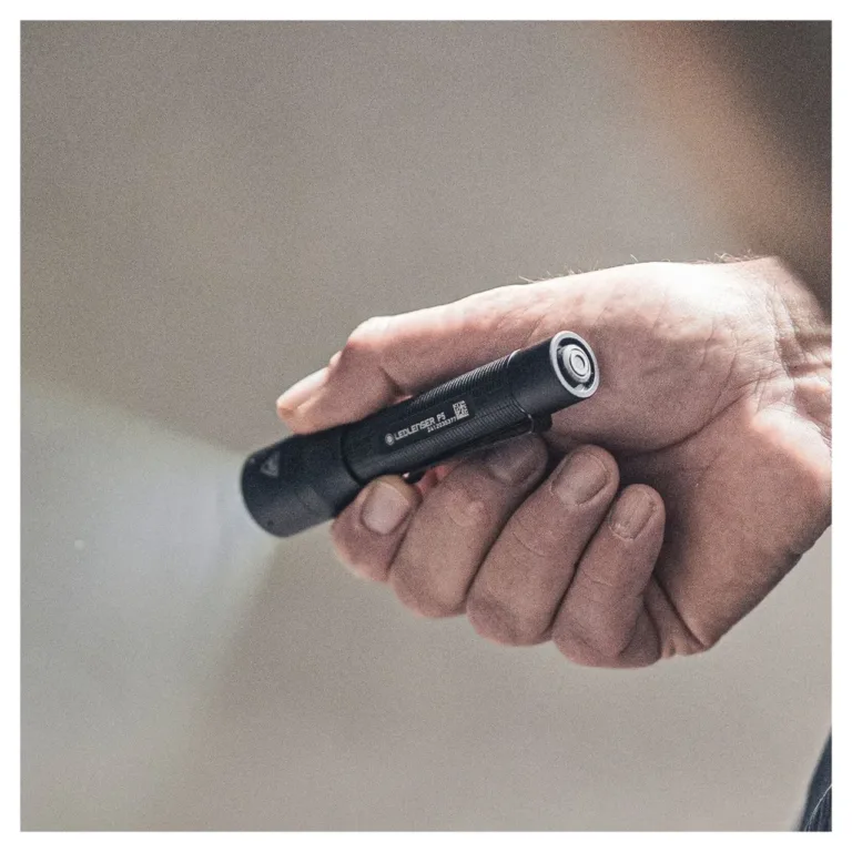Ledlenser P5 200 lm must alumiiniumist LED-taskulamp klambriga, IP54, 1xAA, 119 mm