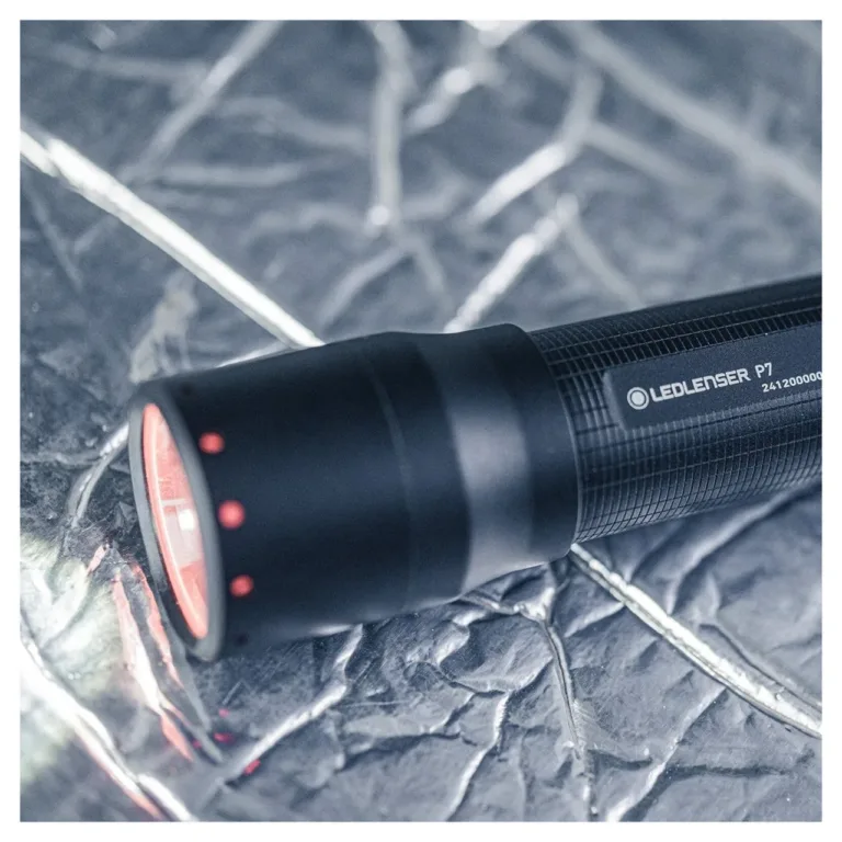 Ledlenser P7 650 lm must LED-taskulamp, 131 mm alumiiniumkorpus, 4xAAA, IP54