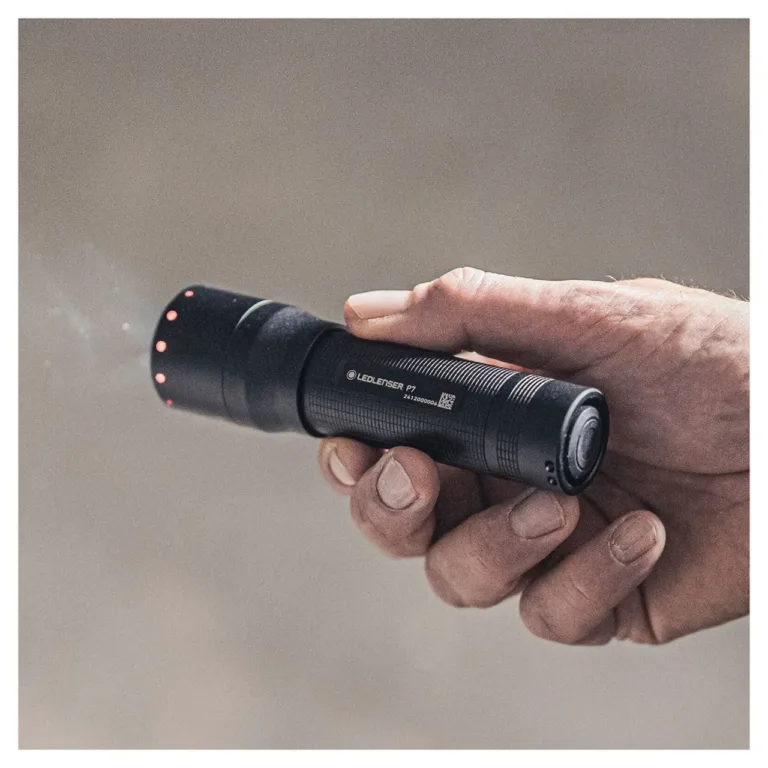 Ledlenser P7 650 lm must LED-taskulamp, 131 mm alumiiniumkorpus, 4xAAA, IP54