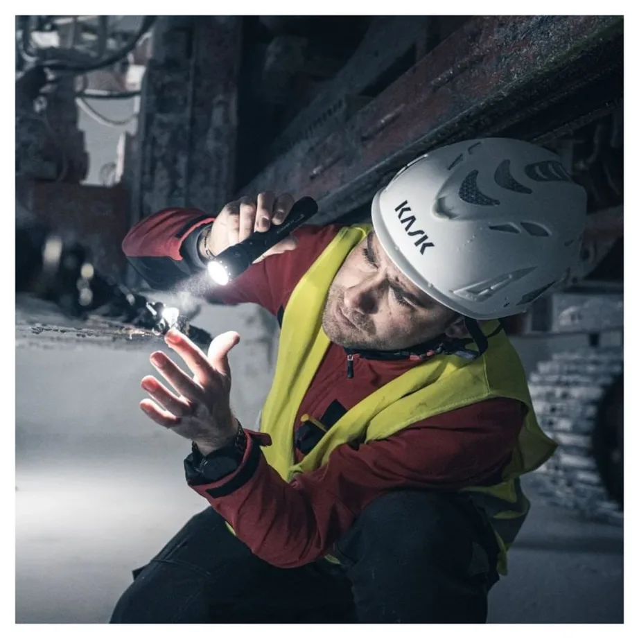 Ledlenser P7R 2000 lm 320 m must alumiiniumist laetav LED-taskulamp IP68, 159 mm – 9