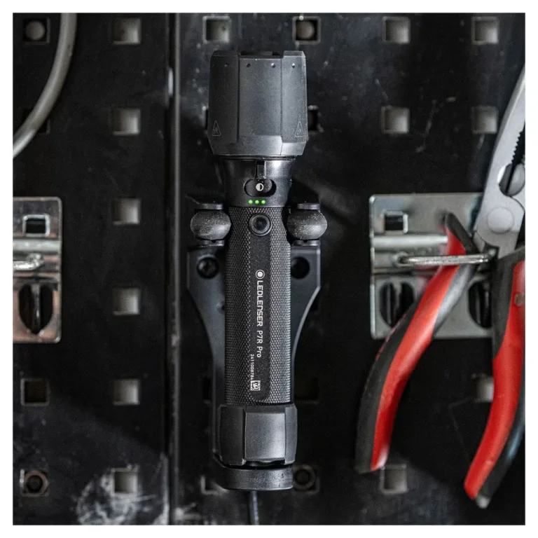 Ledlenser P7R Pro 2000 lm must LED-taskulamp, 170 mm alumiiniumkorpus, 21700 Li-ion aku, IP68, laadimisjaam komplektis