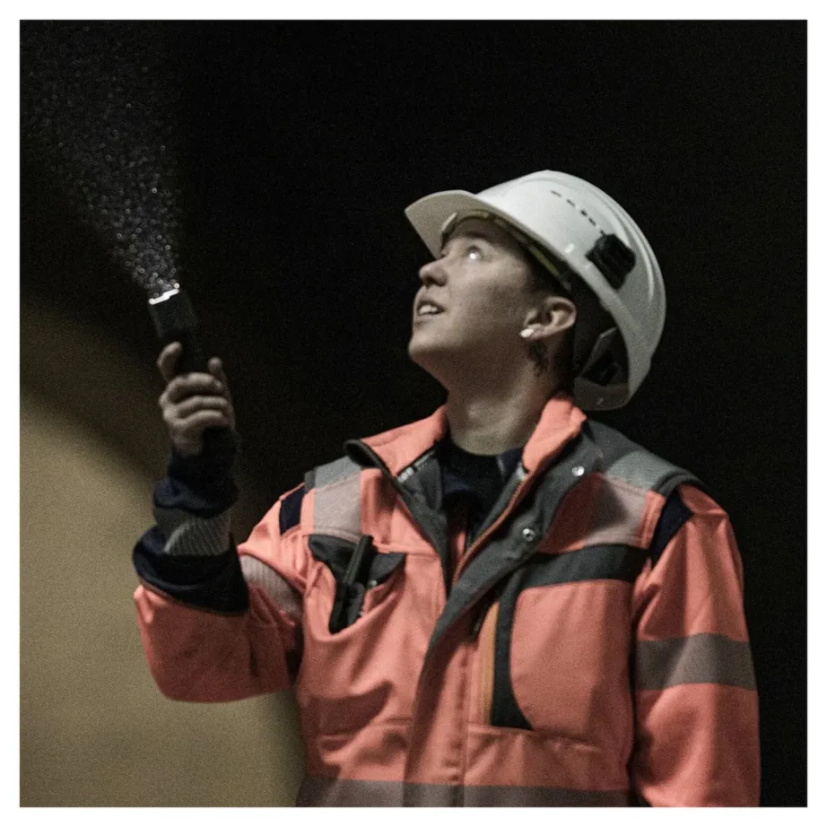 Ledlenser P7R Pro 2000 lm must LED-taskulamp, 170 mm alumiiniumkorpus, 21700 Li-ion aku, IP68, laadimisjaam komplektis – 7