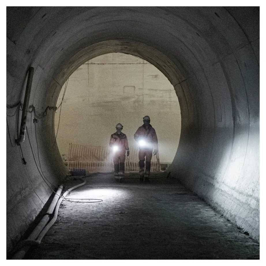 Ledlenser P7R Pro 2000 lm must LED-taskulamp, 170 mm alumiiniumkorpus, 21700 Li-ion aku, IP68, laadimisjaam komplektis – 8