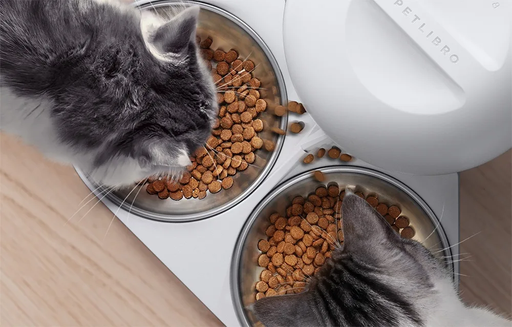 Reguleeritav jaotur jagab toidu kahte kaussi võrdselt või eraldi