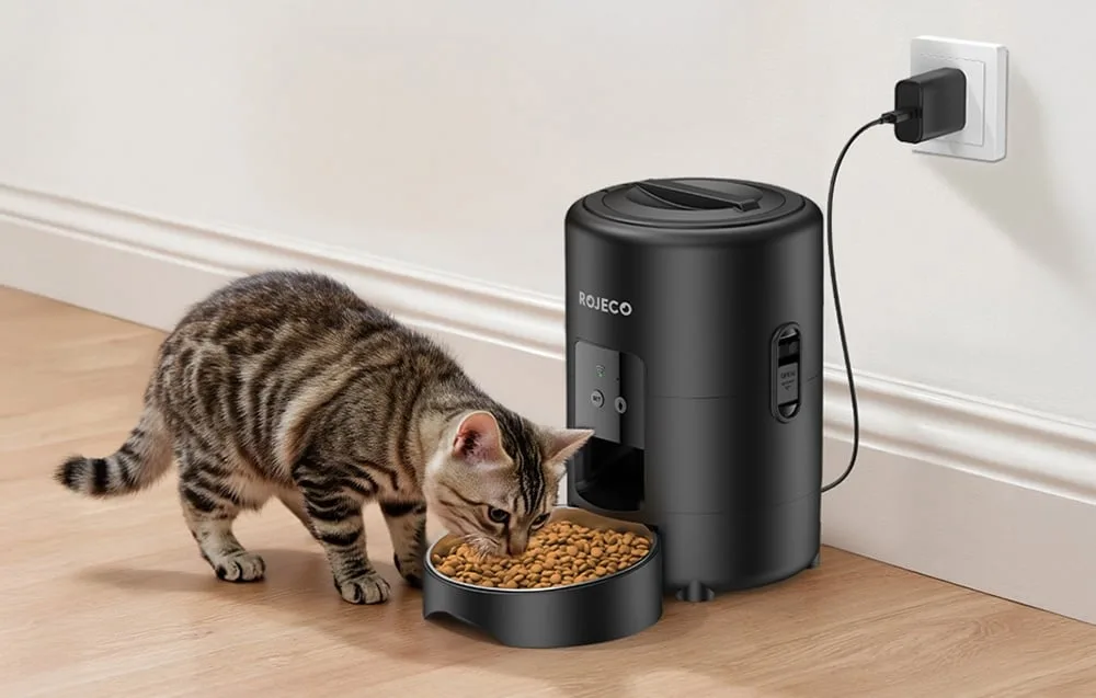 Kass sööb sööturist; seade on vooluvõrku ühendatud