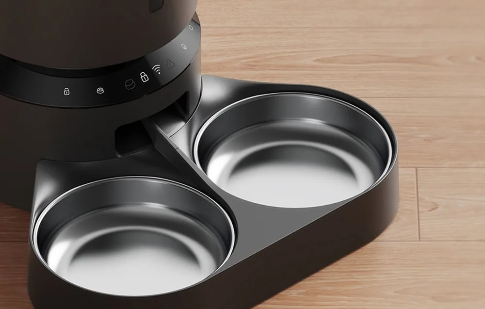 Roostevabast terasest kausid ja tihenditega kaas hoiavad toidu värskena