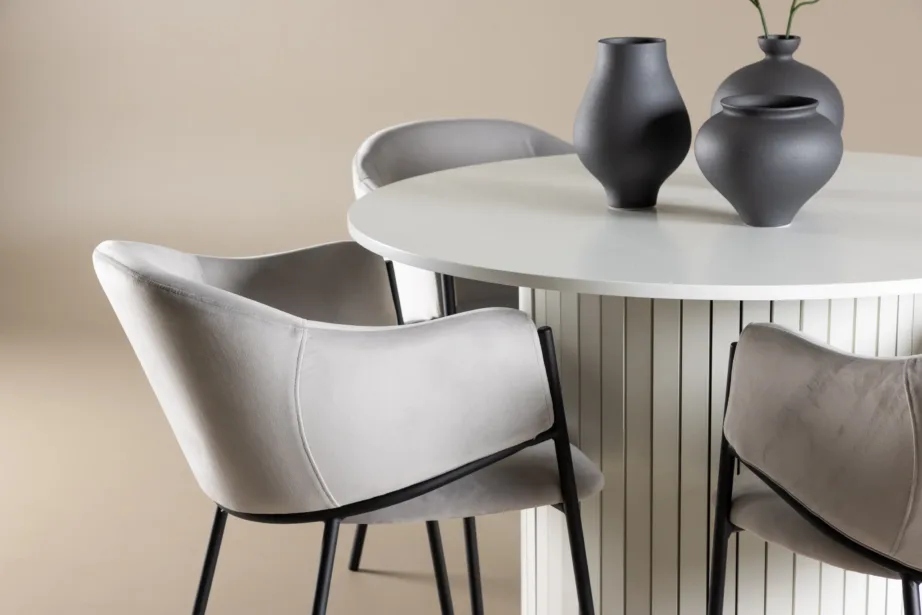 Ümmargune valge MDF-söögilaud Häröni ja hallid sametist söögitoolid Evelina, GR24421 – 9