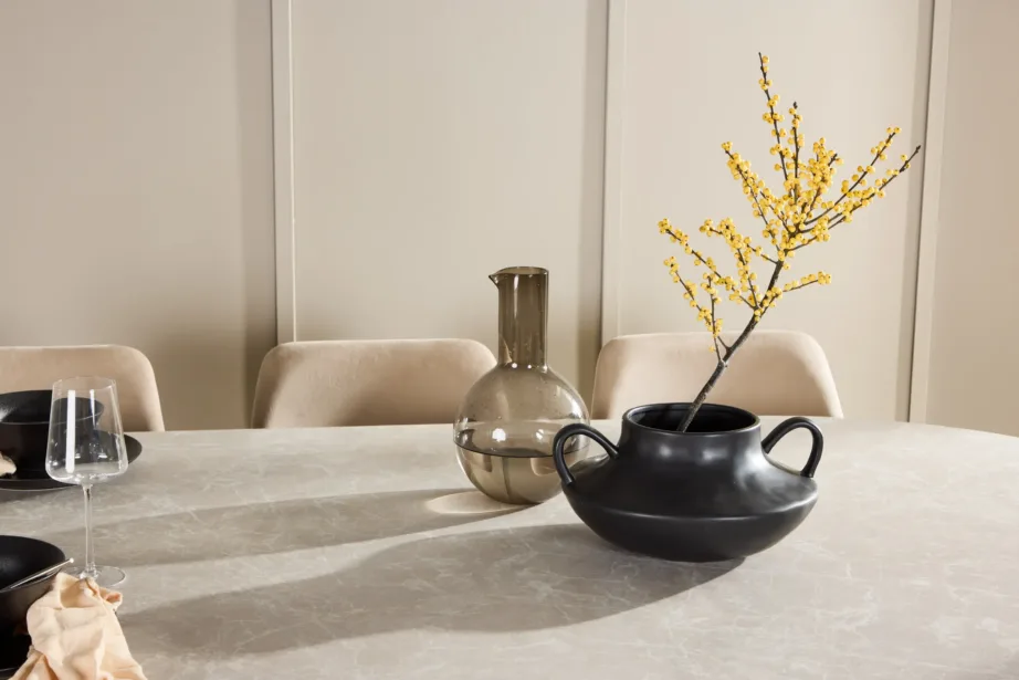 Ovaalne beež marmorimustriga söögilaud Narvik ja 6 Night sametist tooli mustade jalgadega, GR24709 – 9