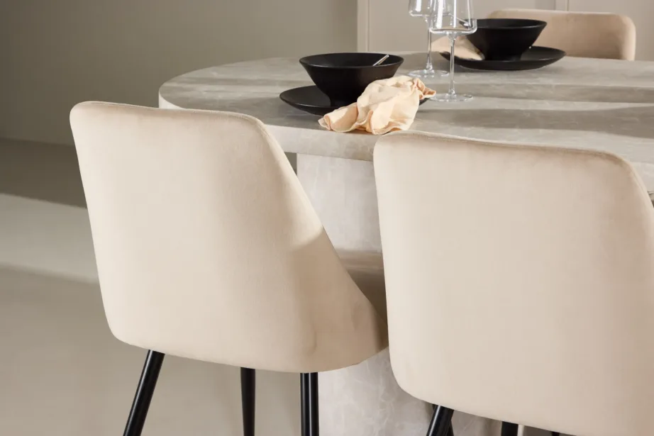Ovaalne beež marmorimustriga söögilaud Narvik ja 6 Night sametist tooli mustade jalgadega, GR24709 – 10