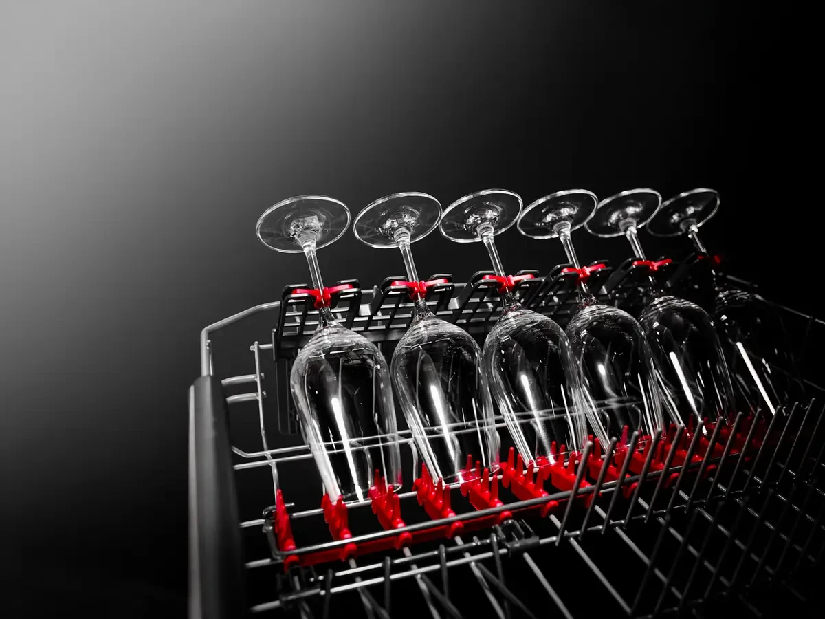 AEG FSE73727P nõudepesumasin kaitseb õrnu klaase SoftGrip ja SoftSpikes hoidikutega