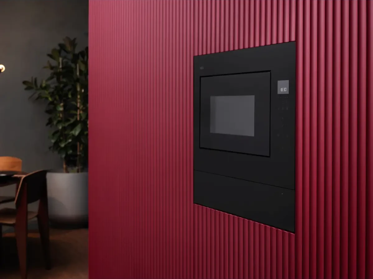 Must läikiv AEG integreeritav mikrolaineahi sobitub kaasaegsesse kööki