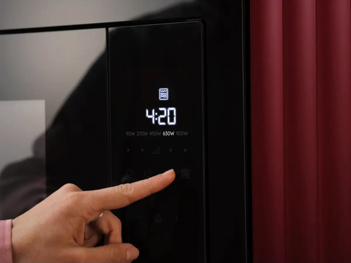 AEG OS5MG20EB integreeritav mikrolaineahi grilliga köögimööblisse paigaldatuna