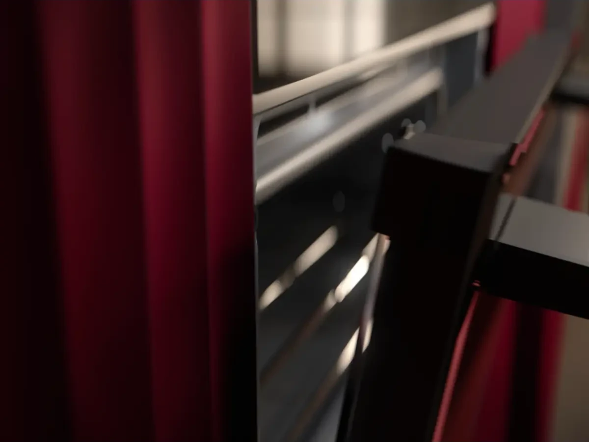 AEG ahju pehmelt sulguv uks ja kolmekordne klaas tagavad vaikse ja turvalise kasutuse