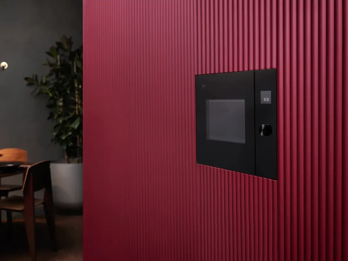 Kompaktse sügavusega AEG TB6SM171DB mikrolaineahi paigaldatuna kitsasse seinakappi