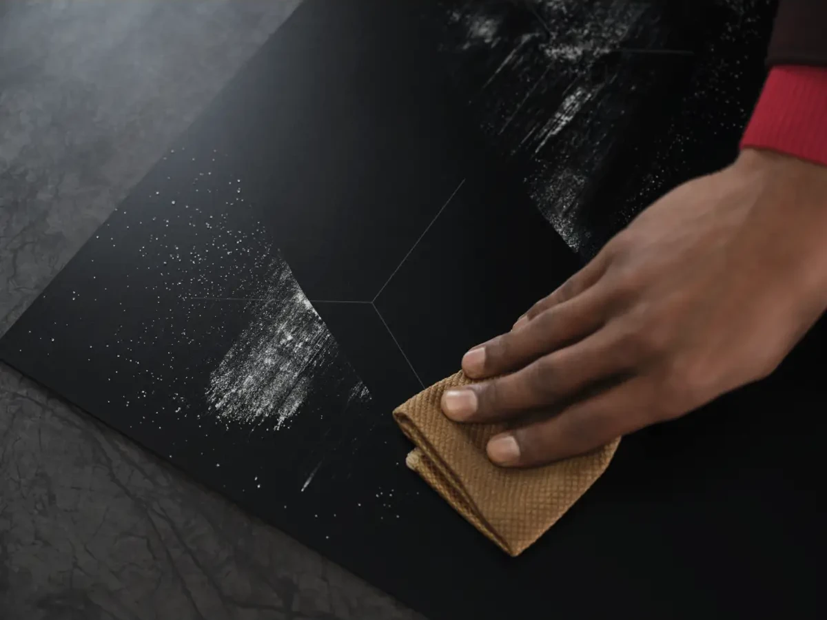 Matt must AEG SaphirMatt induktsioonpliidiplaat modernses köögis