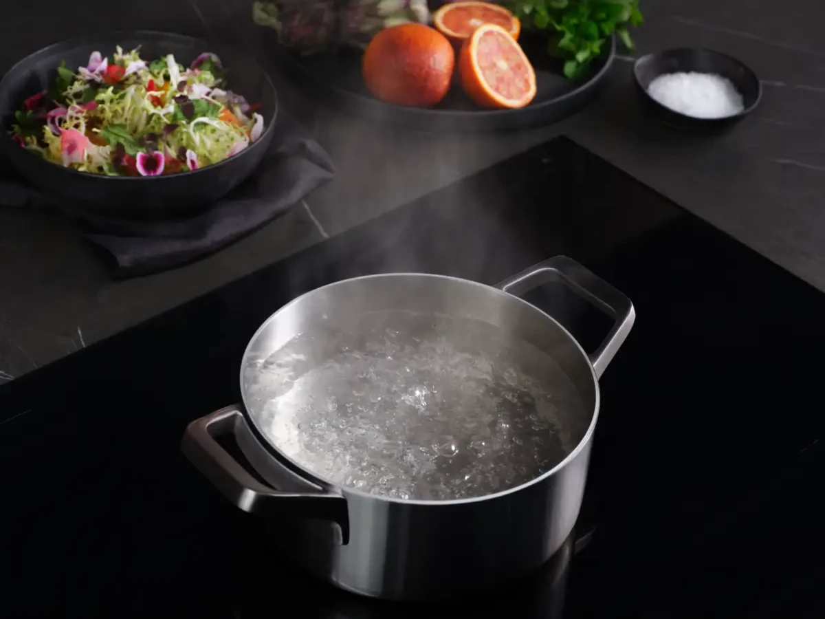 PowerBoost funktsiooniga kiirelt keema minev pott AEG pliidiplaadil