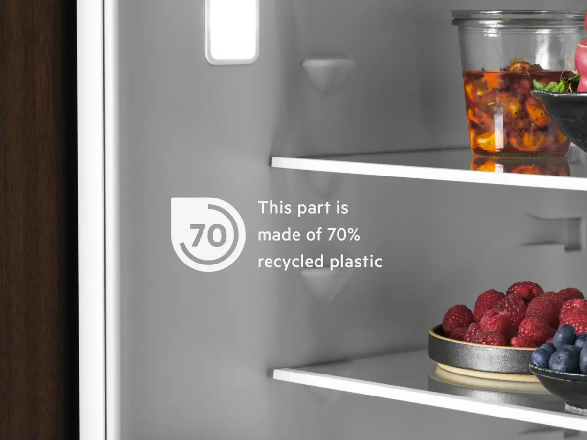 AEG külmik-sügavkülmik, mille sisepinnad on osaliselt taaskasutatud plastist