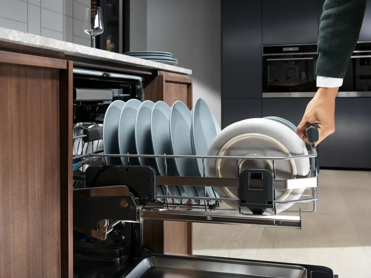 ComfortLift süsteem tõstab Electrolux EEC87400W alumise nõudekorvi kõrgemale