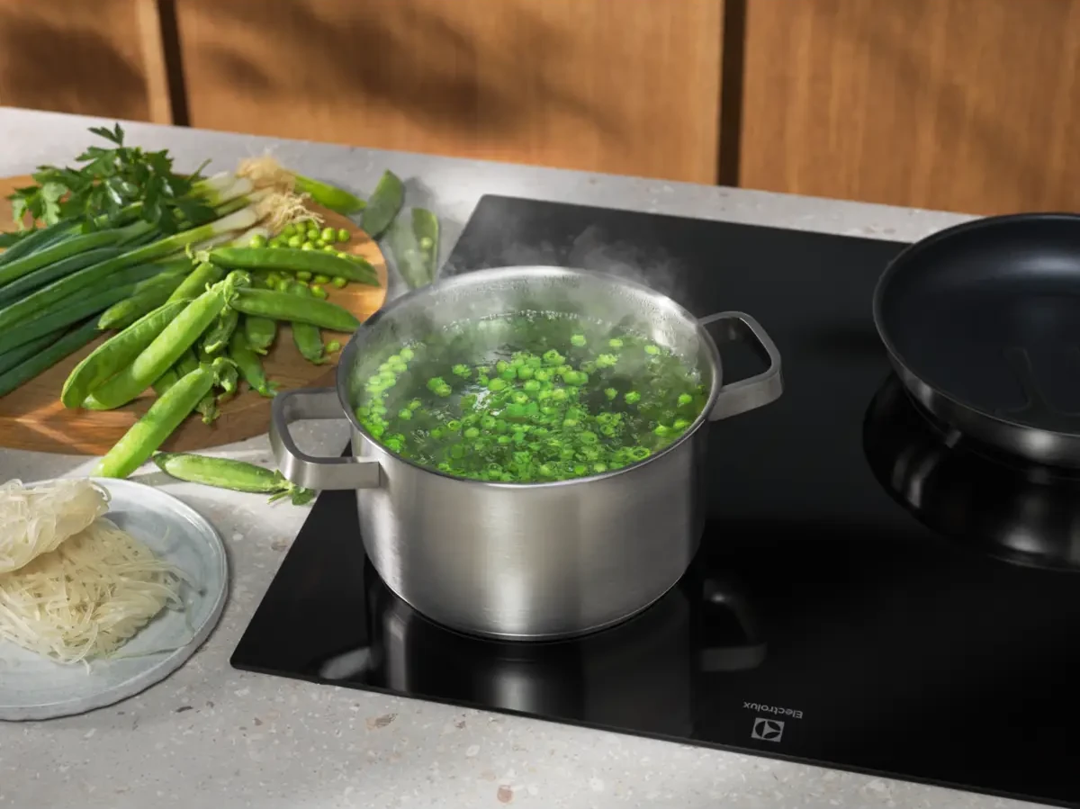 Kiirkuumutuse funktsioon Electrolux EIB60420CK induktsioonpliidiplaadil kiireks keetmiseks