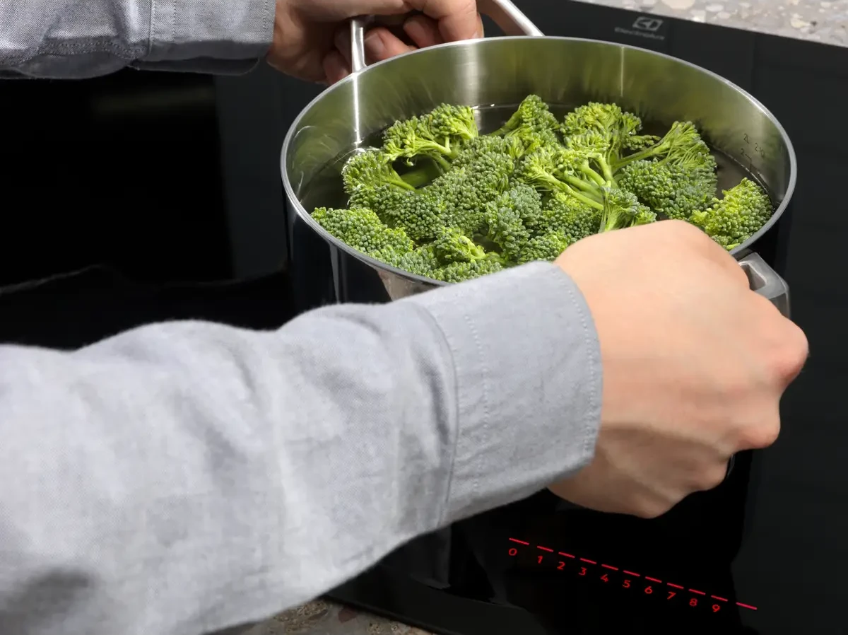 Electrolux EIP6446 ActiveTouch puutejuhtimisega keedualad, kus süttib vastav liugur asetatud nõu järgi