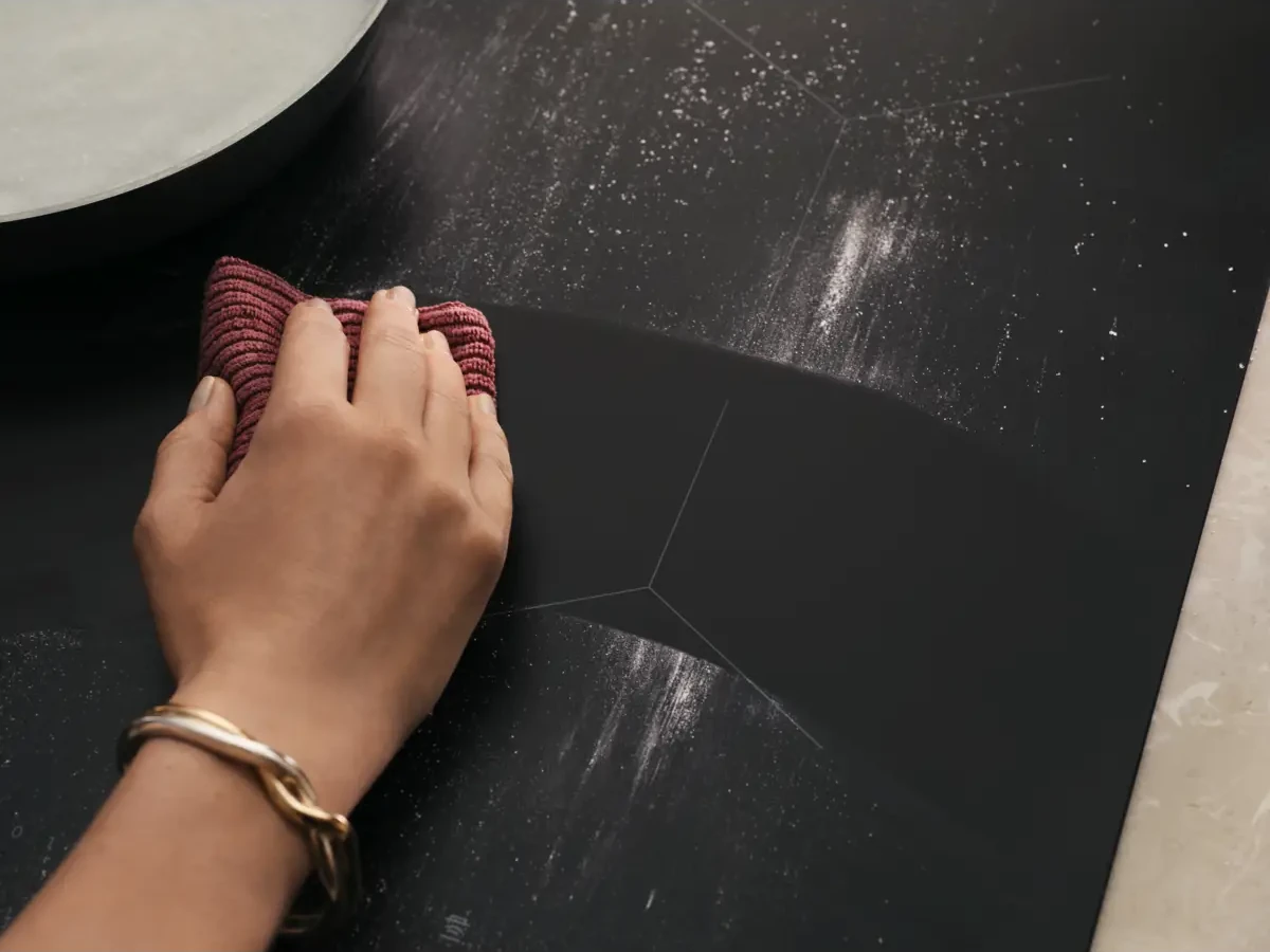 Matt must SaphirMatt klaaspind sobitub kaasaegsesse kööki