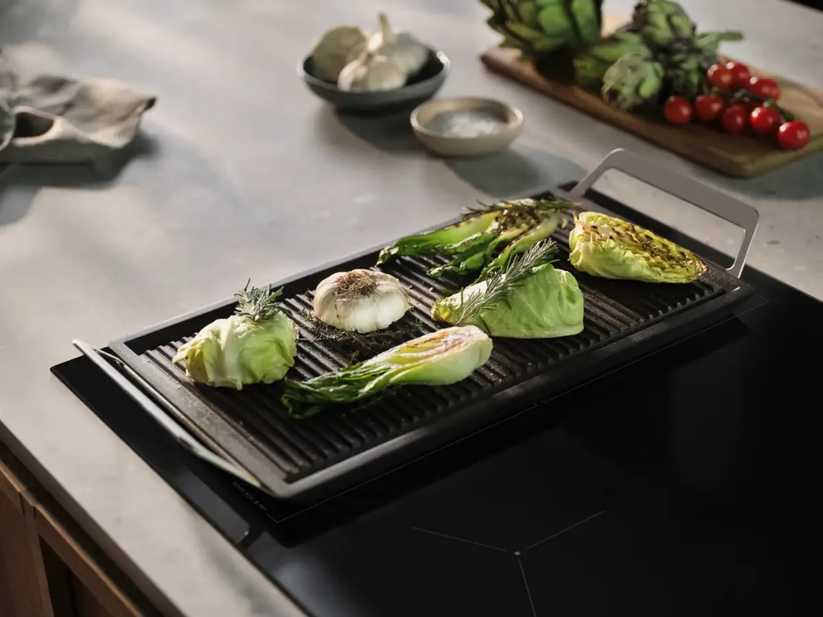 Bridge-funktsiooniga ühendatud keedualad Electrolux EIV63443CT induktsioonpliidiplaadil