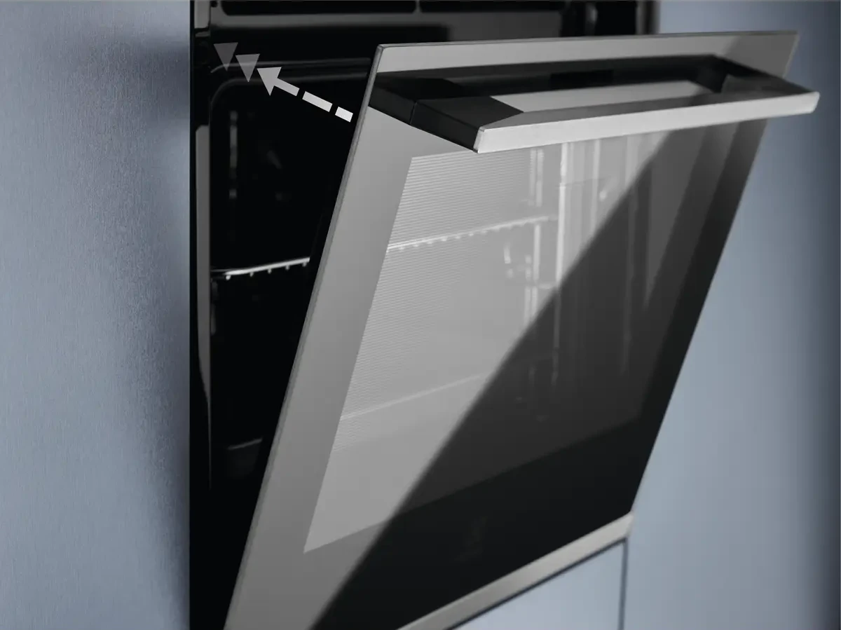 Electrolux EOE5C71Z ahju ukse mugav ja stabiilne sulgumine
