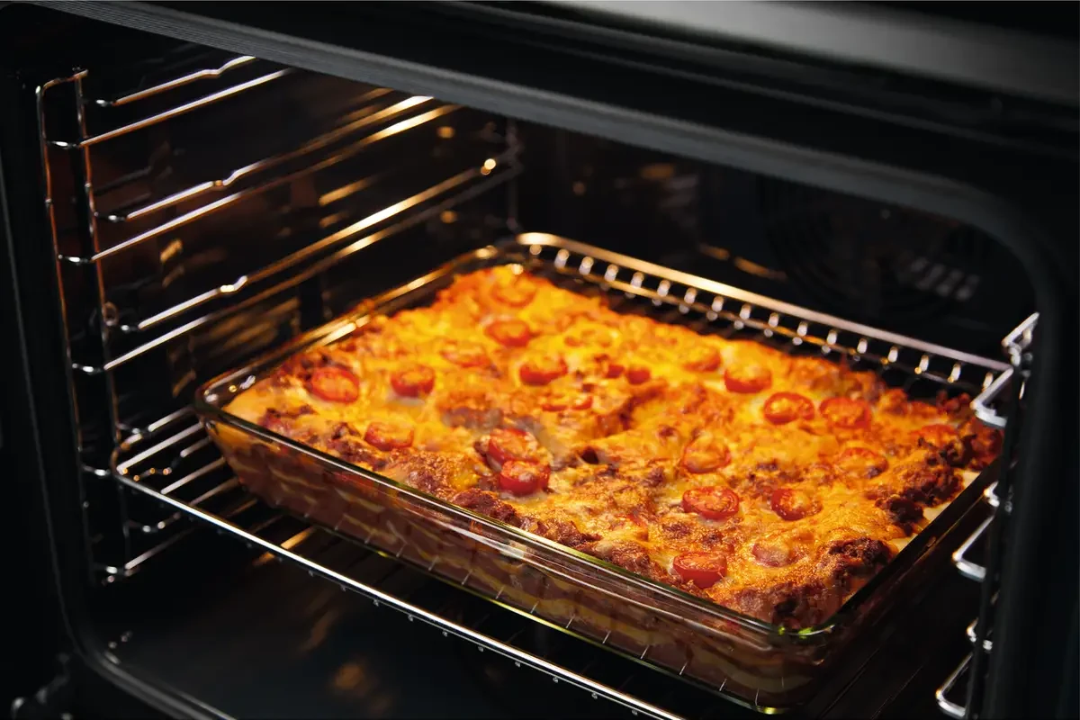 Ahi on varustatud tugeva sisevalgustusega küpsemise jälgimiseks