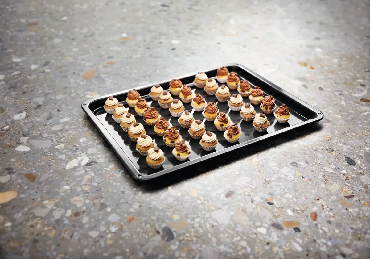 XL küpsetusplaadiga Electrolux EOF5F70X ahjus saab korraga rohkem küpsetada