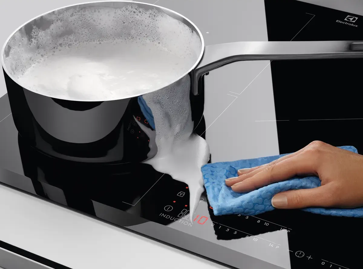 Electrolux KGG6426K gaasipliidiplaat musta klaaspinnaga mida on lihtne puhastada