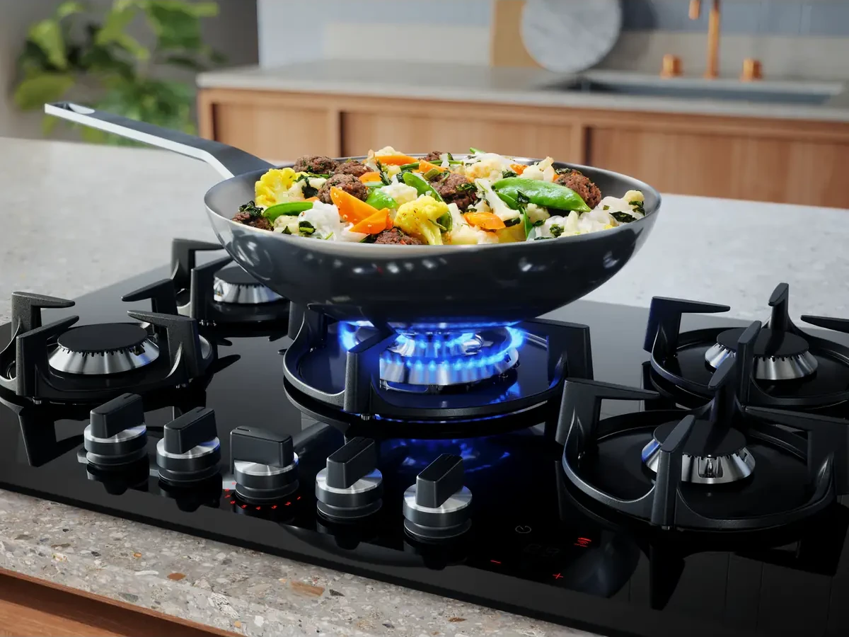 Võimas WOK-põleti Electrolux KGG6456K gaasipliidiplaadil