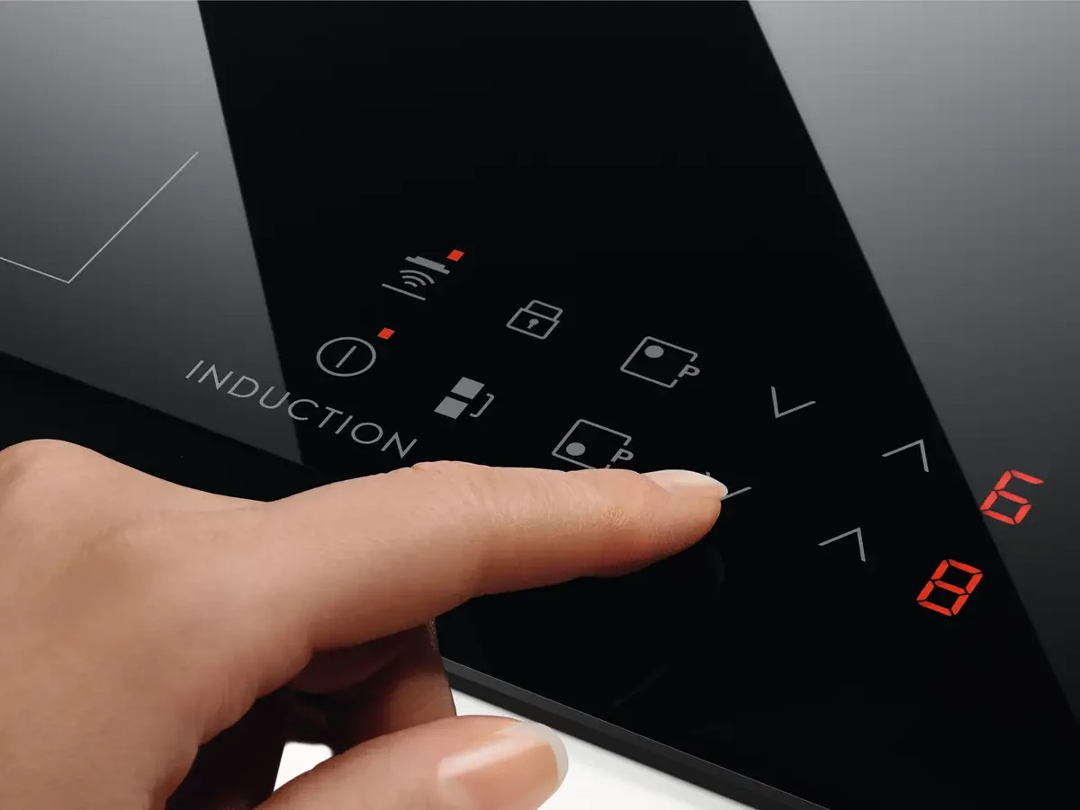 Electrolux induktsioonpliidiplaadi sile puutejuhtimisega klaaspind