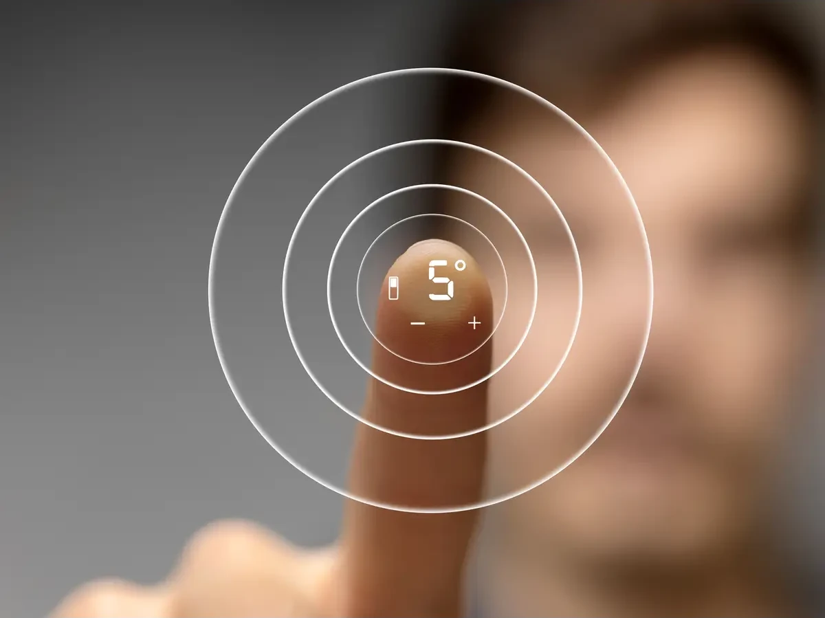 Külmiku ülaosas asuv puutetundlik LCD juhtpaneel hõlbustab seadistamist