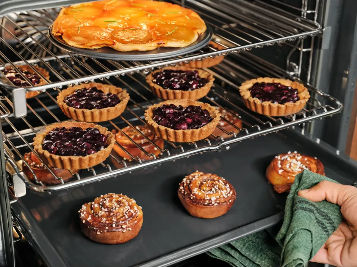 Küpsetamine mitmel tasandil Electrolux LOE8F38Z ahjus