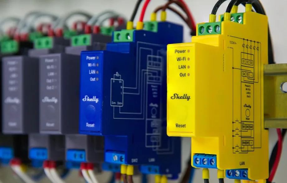 Shelly Pro RGBWW PM – 5‑kanaliline DIN‑siini LED‑riba kontroller energiaseirega (12–24 V DC, Ethernet, Wi‑Fi/Bluetooth, RGB+CCT, 6 A/kanal, 16 A kokku) – 3