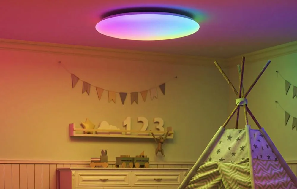 Värviline LED-laelamp lastetoas tipi telgi ja seinakaunistustega.