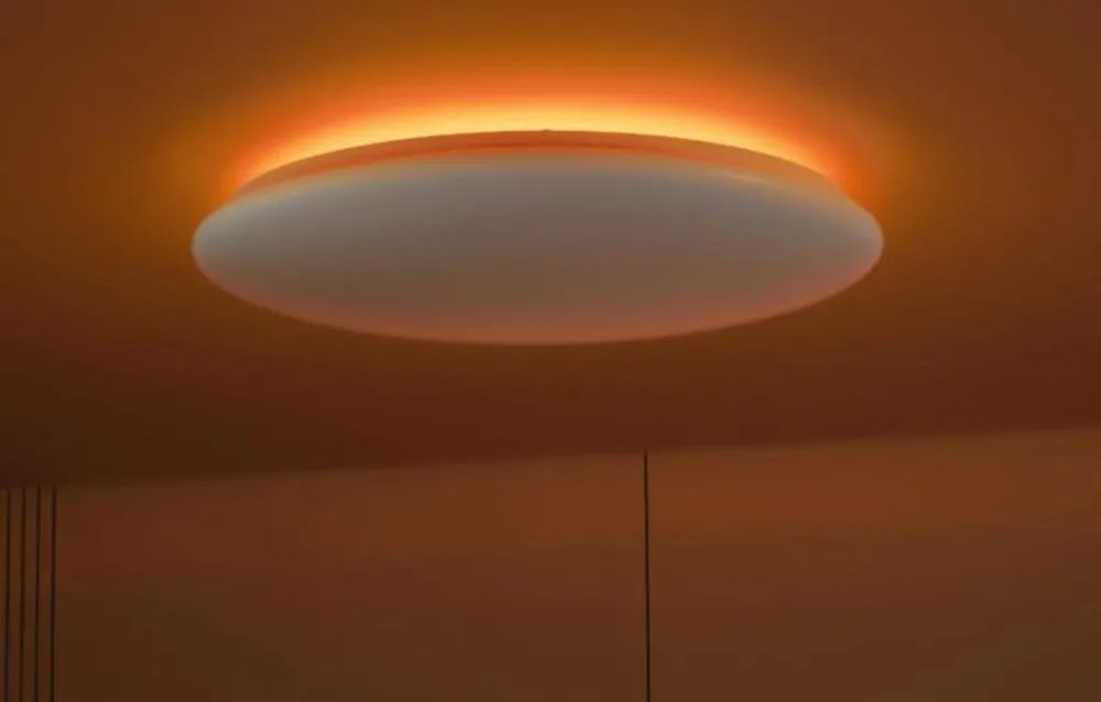 Ümmargune LED-laelamp oranži halo-efektiga.