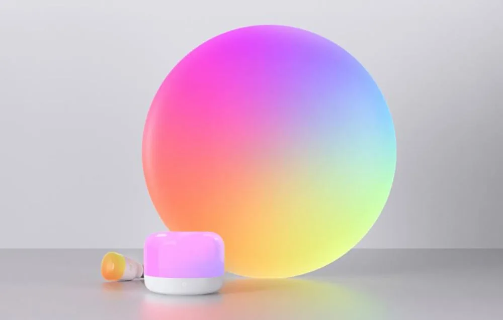 RGB-valgustite komplekt suure ümmarguse paneeli ja väikese silindrilise seadmega, mis kiirgavad värvilist valgust.