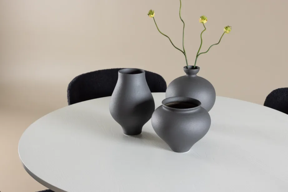 Valge ümmargune söögilauakomplekt Härön lauaga ja musta bukleekangaga Modesto toolidega, GR24416 – 10