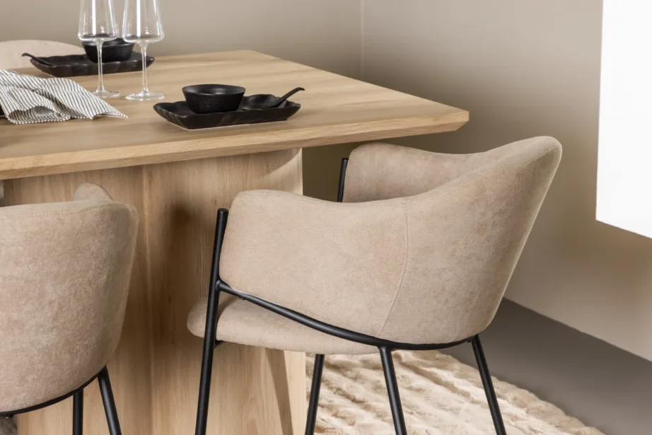 Olivia söögilaud (looduslik MDF) koos Evelina söögitoolidega (beež polüesterlinane, teraskarkass), GR24544 – 9