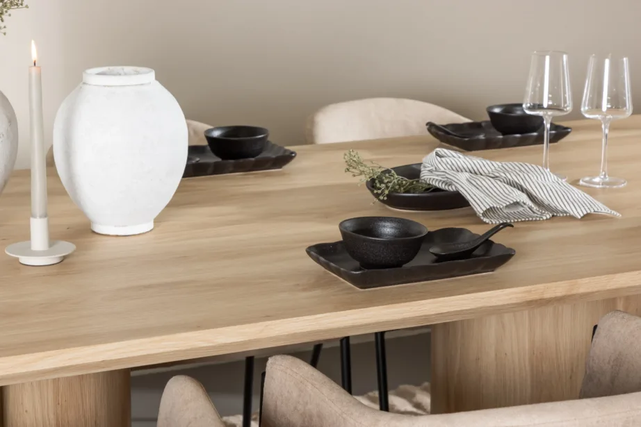 Olivia söögilaud (looduslik MDF) koos Evelina söögitoolidega (beež polüesterlinane, teraskarkass), GR24544 – 10