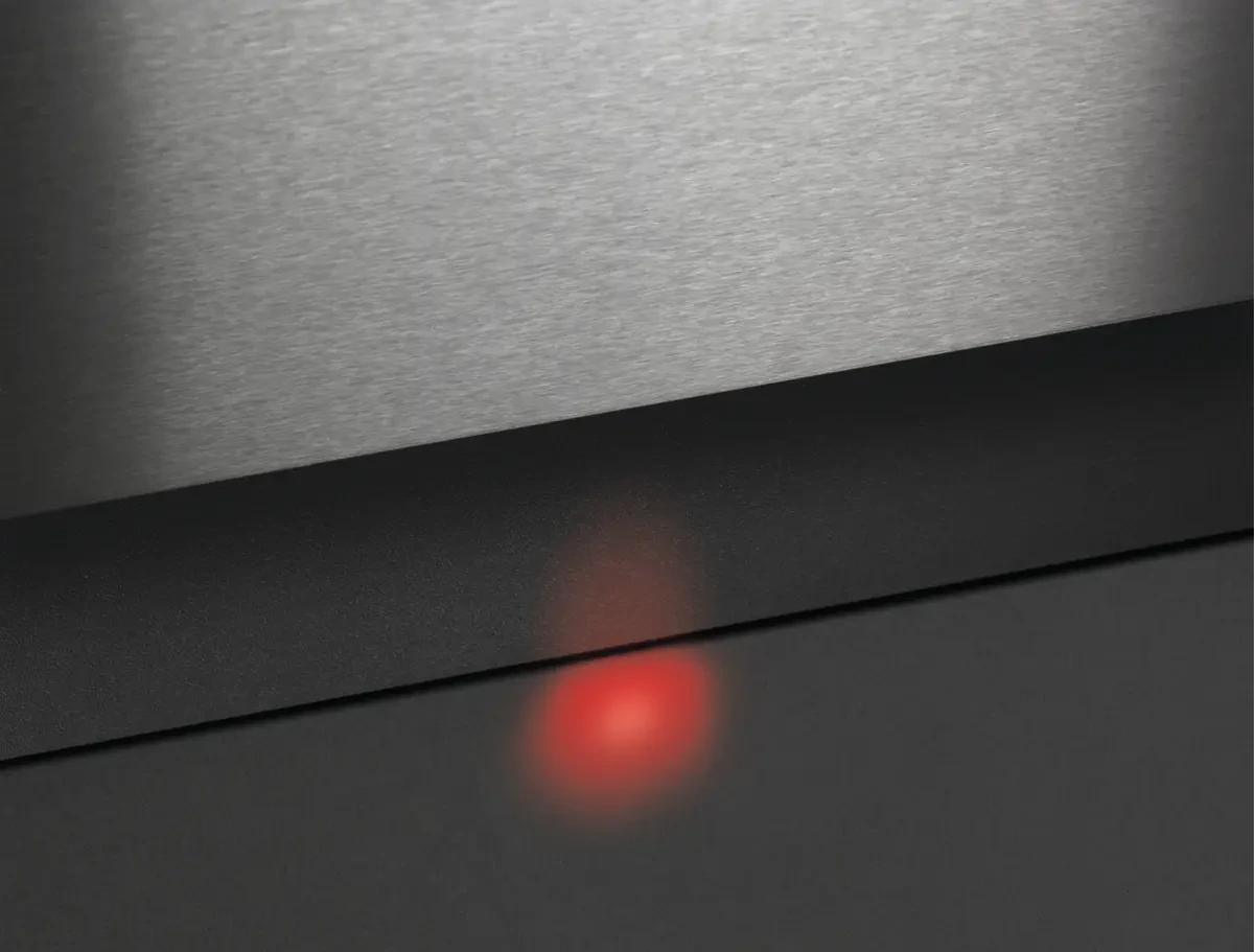 Valgussignaal põrandal näitab nõudepesumasina programmi olekut