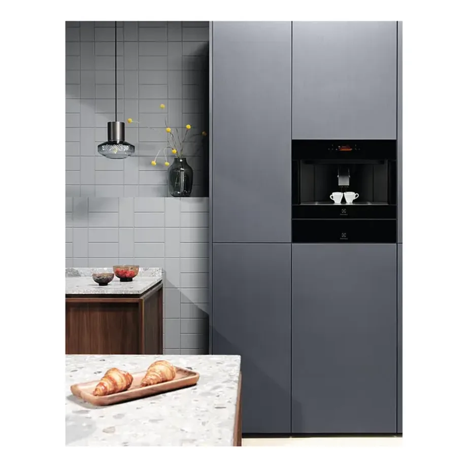 Integreeritav automaatne kohvimasin 15 bar Electrolux KBC85Z, 2,5 l veepaak, 350 g ubade mahuti, 16 programmi, piimakann, ekraan, must, paigaldus 45×56 cm – 2