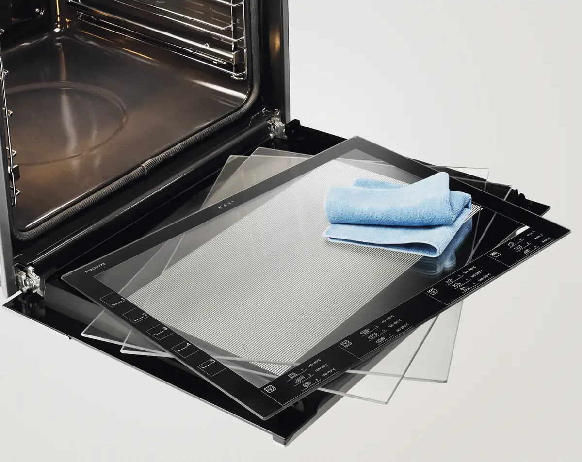Electrolux LKG500013W ahju eemaldatav klaasuks mille klaase on lihtne puhastada