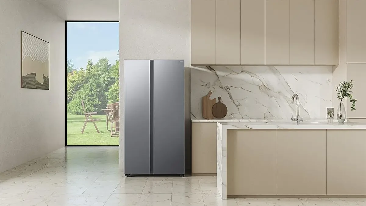 Samsung RS70F65KEFEO külmiku sisemus värskete toiduainetega