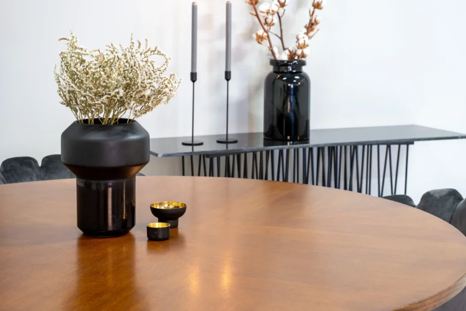 Ümmargune söögilaud Copenhagen koos Limhamn sametist tugitoolidega (pruun laud, hallid toolid, Ø140 cm), GR19324 – 6