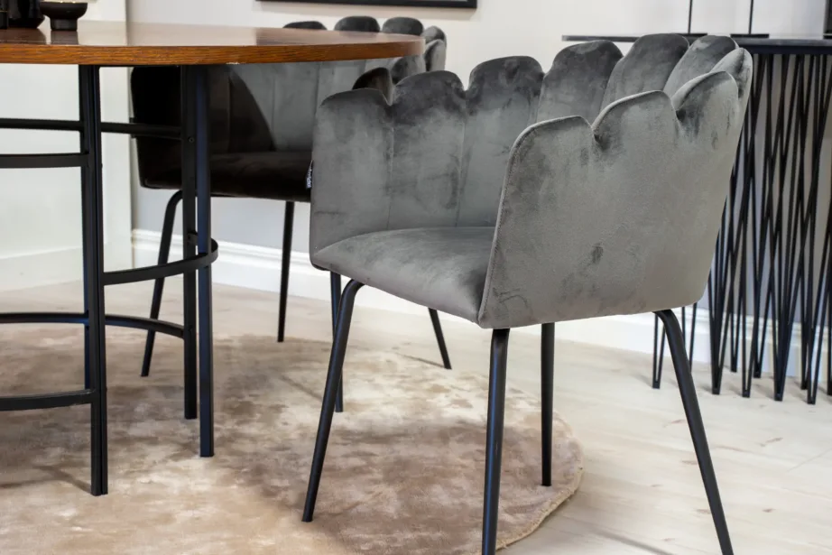 Ümmargune söögilaud Copenhagen koos Limhamn sametist tugitoolidega (pruun laud, hallid toolid, Ø140 cm), GR19324 – 7