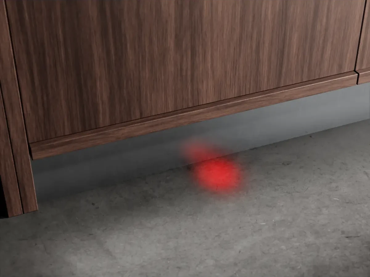 AEG FSE75737P nõudepesumasina punane ja roheline viitetuli põrandal